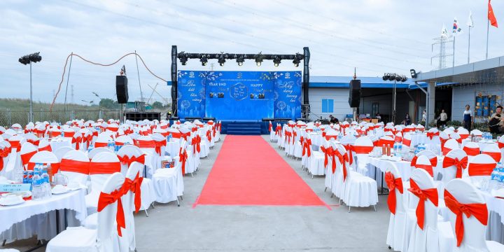 Nên Tổ Chức Tiệc Tất Niên Trong Nhà Hay Ngoài Trời?